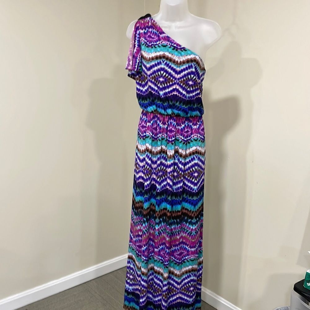 NWOT Signature London Style One Shoulder Dress.  Size S small 4/6